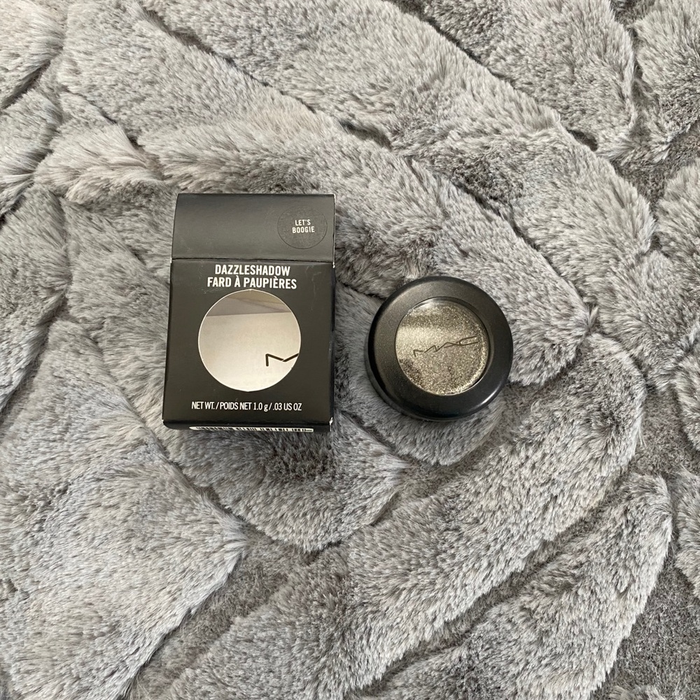 New NIB MAC dazzle shadow in Let’s Boogie